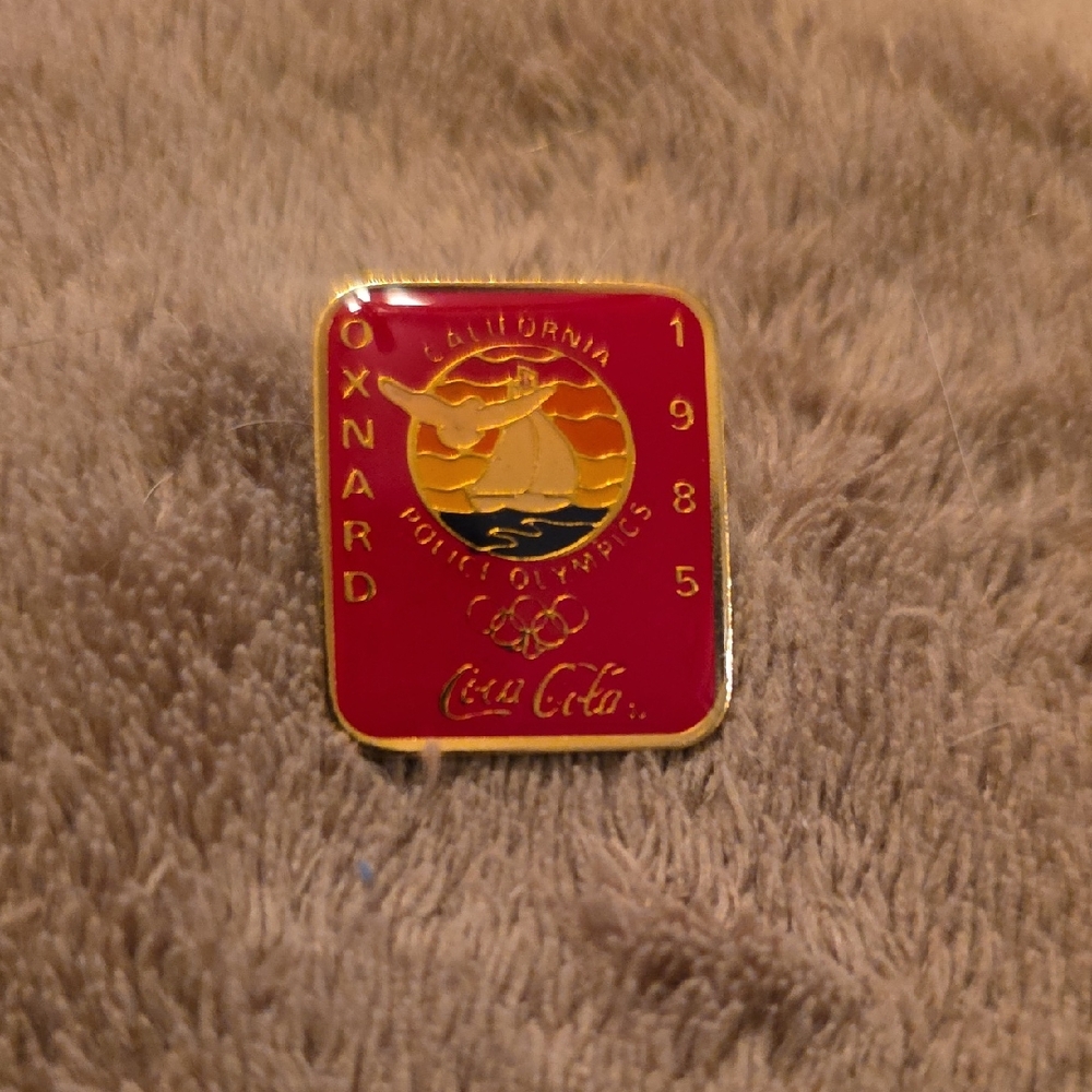 VINTAGE Coca Cola Oxnard 1985 Pin in Red and Gold